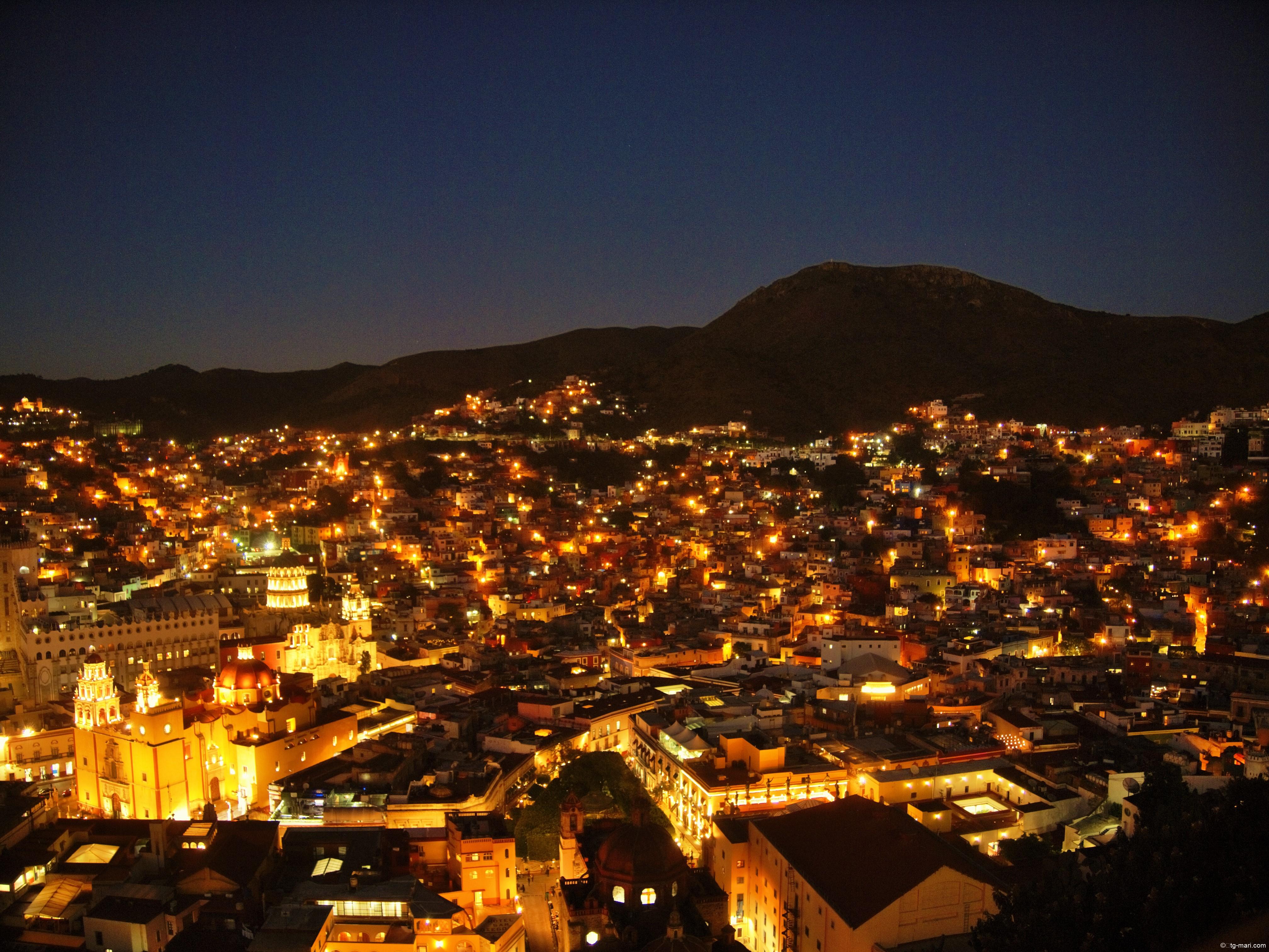 メキシコのグアナファトのピピラの丘（夜景）