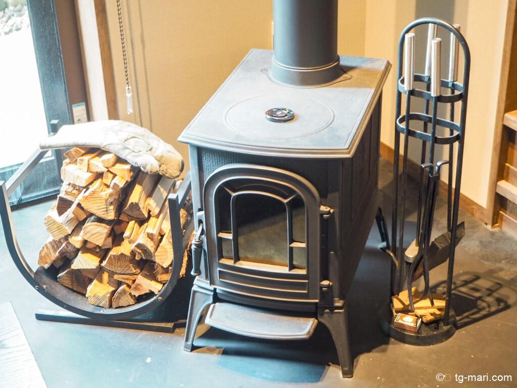 離れのお部屋の暖炉