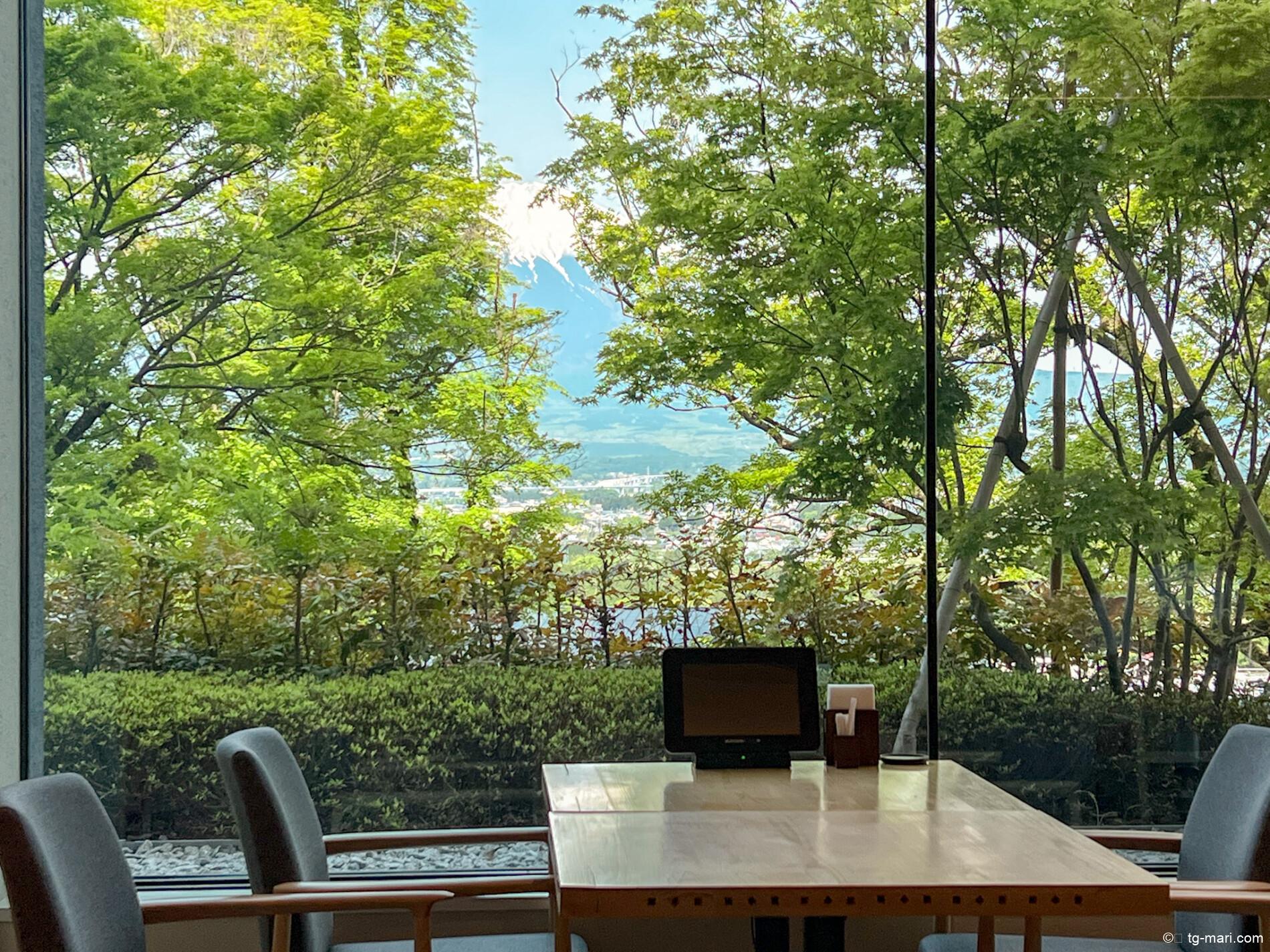 富士の絶景を楽しむレストラン「花衣（はなごろも）」